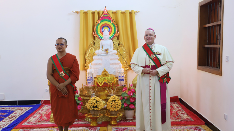 Đại diện Tông tòa Phnom Penh nhận Huân chương